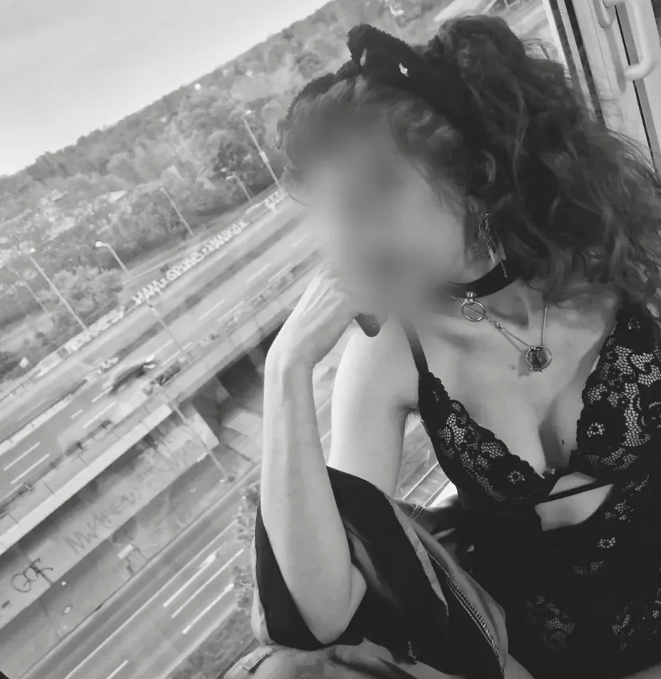Bettina, 22