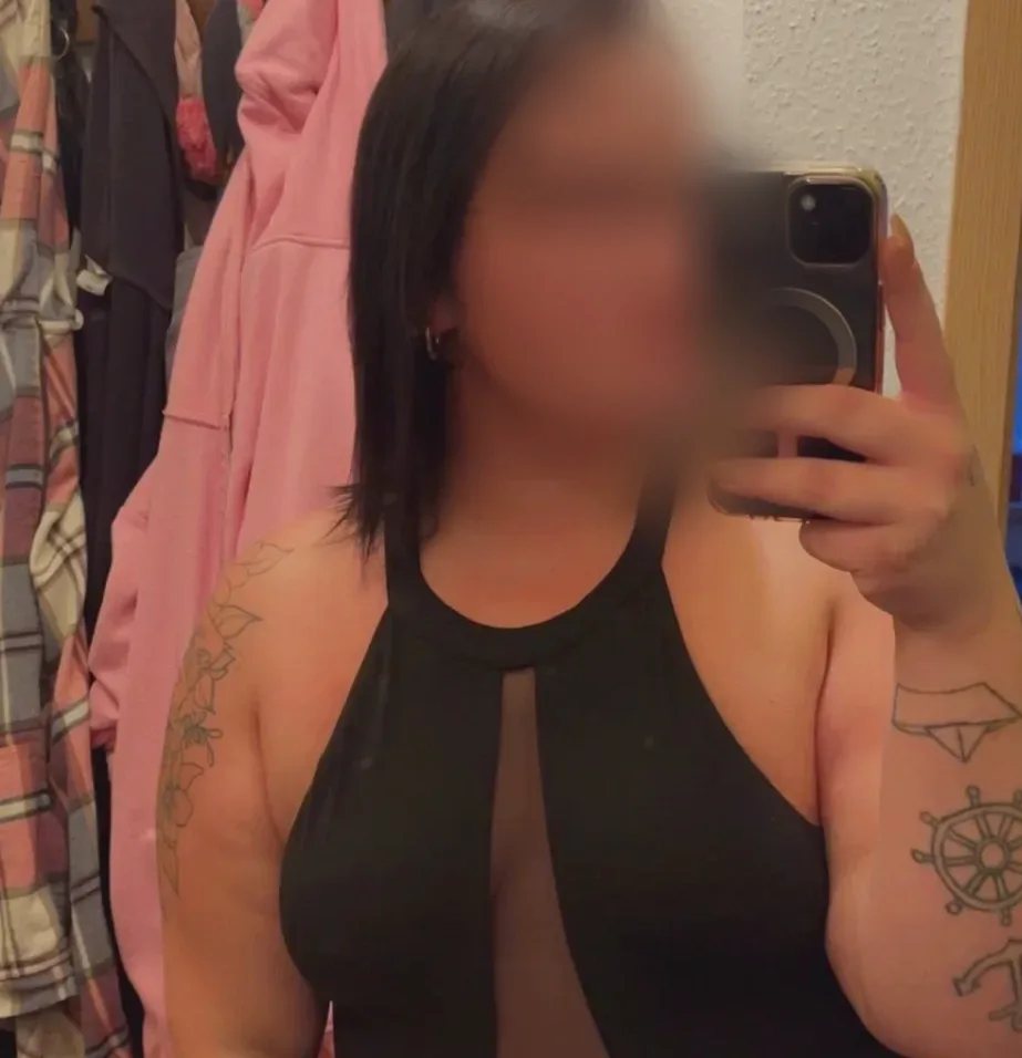 Michaela, 28